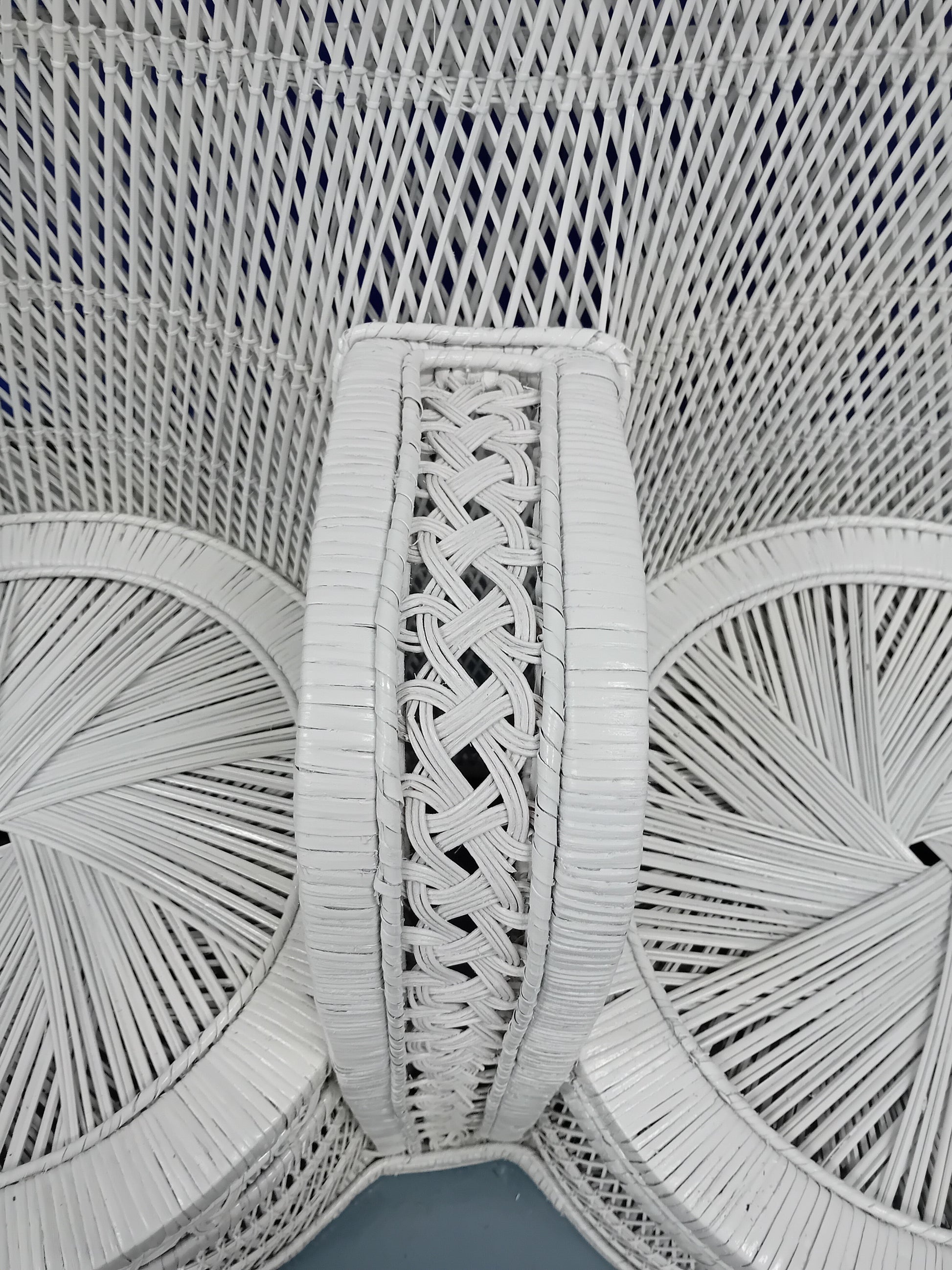 White Wicker Rattan Peacock Loveseat. Middle Arm.