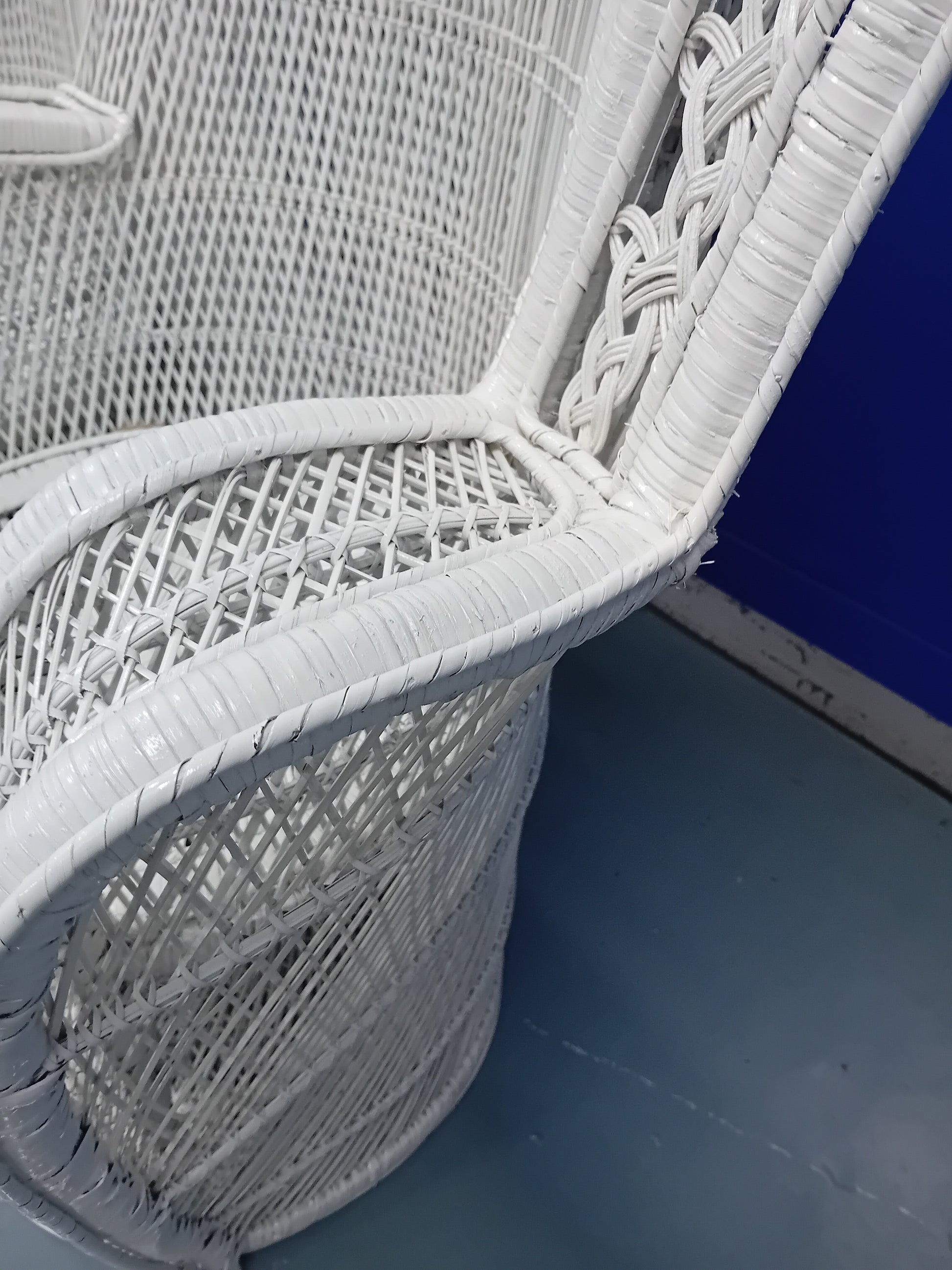 White Wicker Rattan Peacock Loveseat. Arm