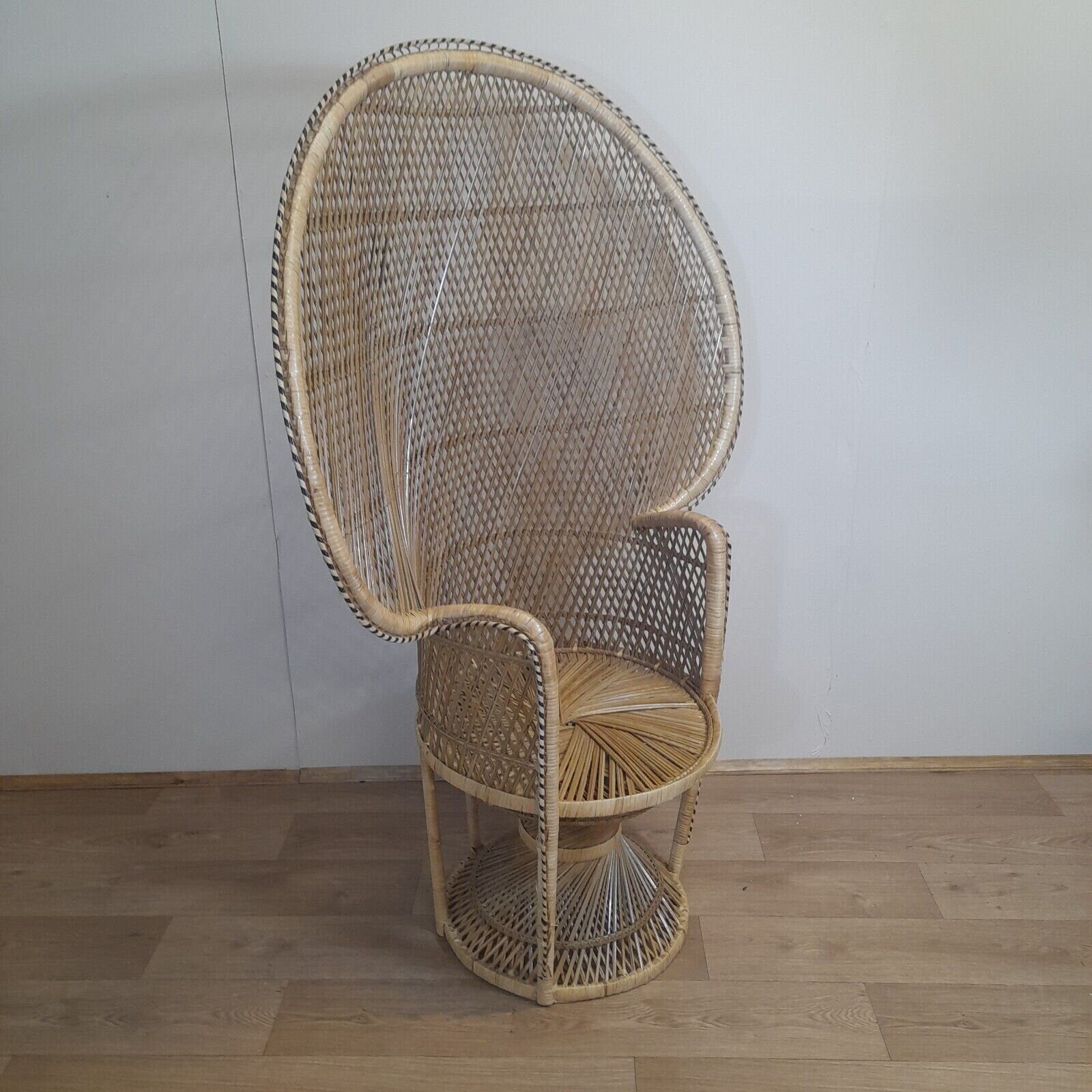 Natural Wicker/Natural Rattan Twist base Peacock chair