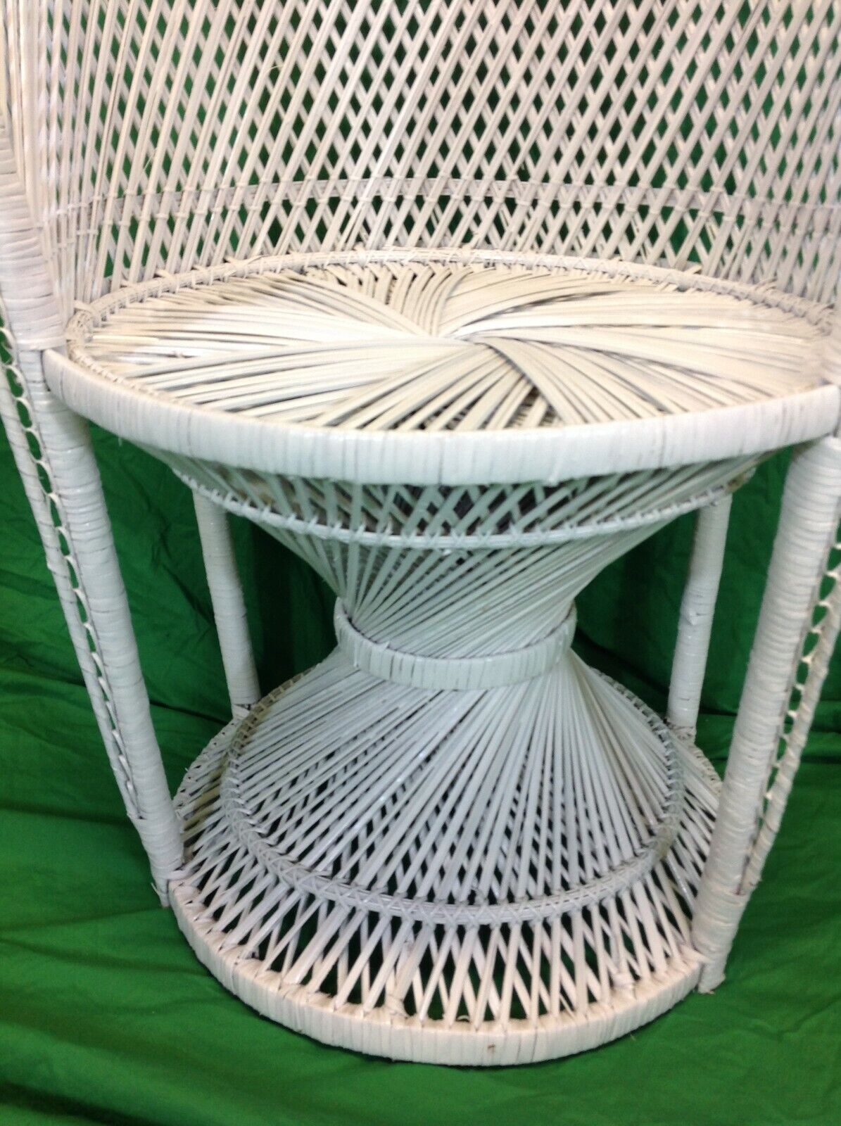 Wicker/Natural Rattan White Twistbase Peacock chair  front